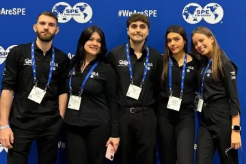 Cinco estudiantes universitarios argentinos ganaron el Mundial de Ingeniería en petróleo 2025