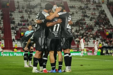 Central Córdoba venció a Huracán y es nuevo líder de la Zona A