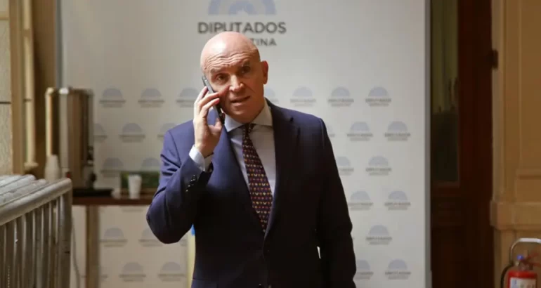 Aseguran que Espert presentó un contrato falso para justificar US$200.000 Aseguran que Espert presentó un contrato falso para justificar US$200.000