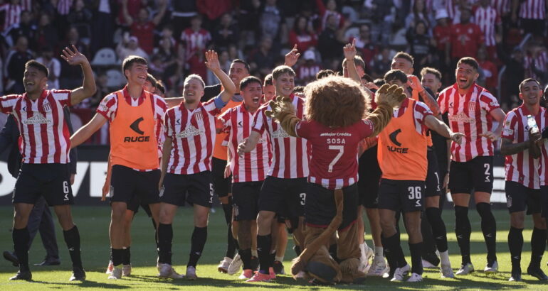 Estudiantes venció a Gimnasia en el clásico platense y es líder de la Zona A Estudiantes venció a Gimnasia en el clásico platense y es líder de la Zona A