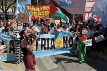 Milei tuvo que suspender un acto de campaña en Santa Fe por incidentes: hay al menos cuatro detenidos