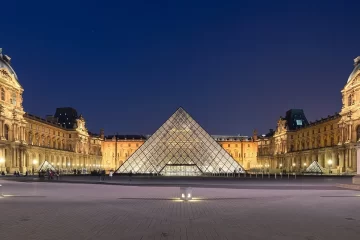 Robo de película en el Louvre: en 7 minutos vaciaron una sala histórica