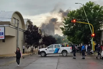Un importante incendio afecta las instalaciones de un Hipermercado bahiense Un importante incendio afecta las instalaciones de un Hipermercado bahiense