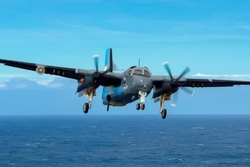 Con un vuelo rasante sobre Bahía, la aviación naval jubiló al último Turbo Tracker en servicio en el mundo