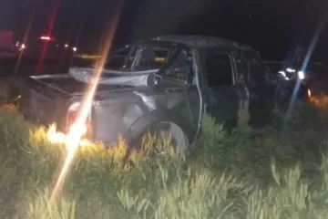 Un hombre perdió la vida al volcar su camioneta en el acceso a Pehuen Co