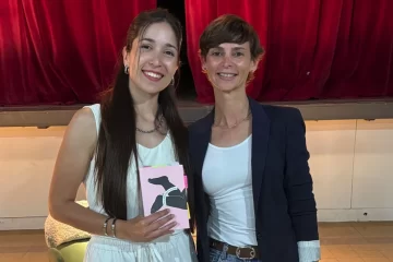 Ángeles Alemandi presentó en Macachín su novela “Como si nada llorase en el monte” Ángeles Alemandi presentó en Macachín su novela “Como si nada llorase en el monte”