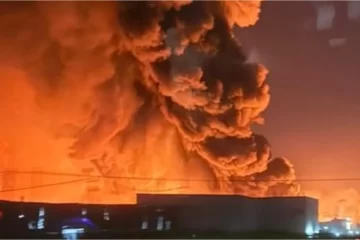 Impactante explosión en el Polo Industrial de Ezeiza: arde una fábrica agroquímica Impactante explosión en el Polo Industrial de Ezeiza: arde una fábrica agroquímica