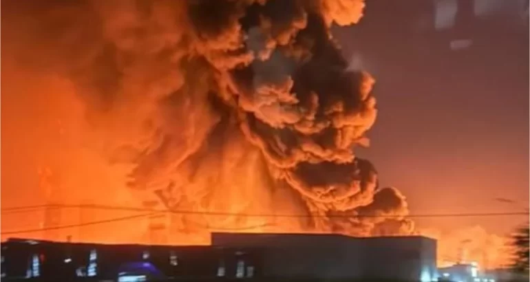 Impactante explosión en el Polo Industrial de Ezeiza: arde una fábrica agroquímica Impactante explosión en el Polo Industrial de Ezeiza: arde una fábrica agroquímica