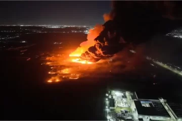 Diez industrias afectadas por el incendio en Ezeiza: “No hay heridos internados y el fuego está controlado” Diez industrias afectadas por el incendio en Ezeiza: “No hay heridos internados y el fuego está controlado”