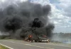 Incendio en Ruta 35: una camioneta, su carro y una carga de piletas quedaron totalmente destruidos Incendio en Ruta 35: una camioneta, su carro y una carga de piletas quedaron totalmente destruidos