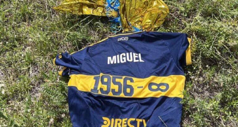 La camiseta en homenaje a Russo que Boca lanzó al cielo apareció en un campo en Uruguay La camiseta en homenaje a Russo que Boca lanzó al cielo apareció en un campo en Uruguay