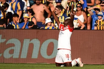Estudiantes de La Plata venció a Rosario Central y se metió en los cuartos de final del Torneo Clausura Estudiantes de La Plata venció a Rosario Central y se metió en los cuartos de final del Torneo Clausura