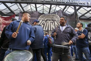 Crece el conflicto en Fate tras once meses sin aumento salarial y suspensión de trabajadores Crece el conflicto en Fate tras once meses sin aumento salarial y suspensión de trabajadores
