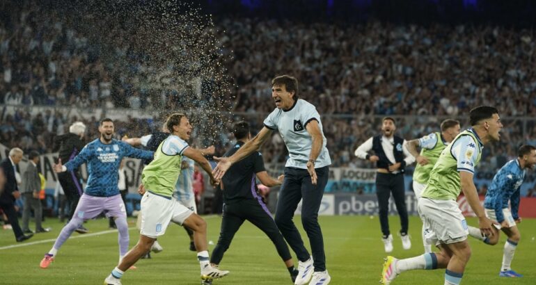 Racing ganó un partidazo y eliminó a River del Clausura Racing ganó un partidazo y eliminó a River del Clausura
