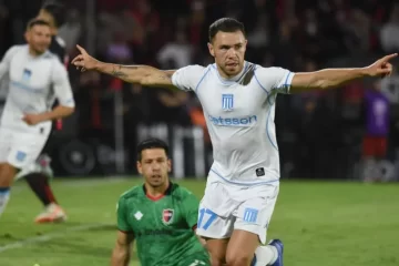 Racing le ganó sobre la hora a Newell´s y se clasificó a los playoffs Racing le ganó sobre la hora a Newell´s y se clasificó a los playoffs