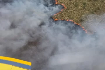 Refuerzan el combate de un incendio en Jacinto Arauz con un avión hidrante