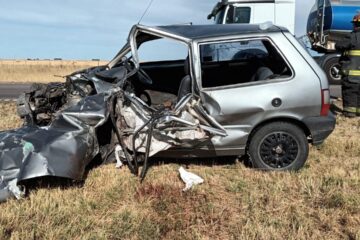 Choque entre un auto y un camión en la Ruta 33 dejó dos jóvenes heridos Choque entre un auto y un camión en la Ruta 33 dejó dos jóvenes heridos