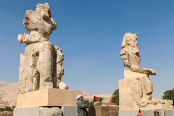 Egipto reubica dos estatuas colosales de Amenhotep III tras dos décadas de restauración