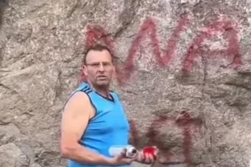 Indignación en el Valle Encantado: un camionero macachinense vandalizó la montaña con aerosol y fue denunciado Indignación en el Valle Encantado: un camionero macachinense vandalizó la montaña con aerosol y fue denunciado