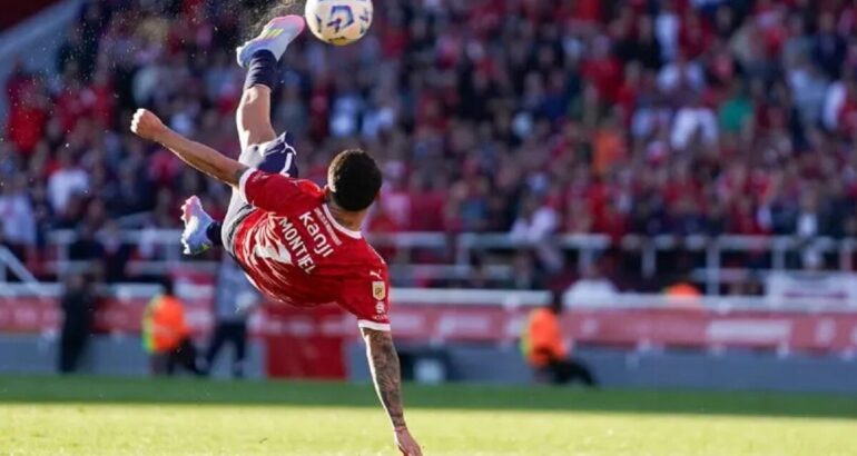 Santiago Montiel ganó el premio Puskás por su golazo ante Independiente Rivadavia Santiago Montiel ganó el premio Puskás por su golazo ante Independiente Rivadavia
