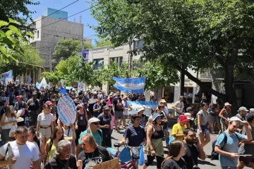 Mendoza vuelve a marchar en defensa del agua tras la aprobación de proyectos de megaminería Mendoza vuelve a marchar en defensa del agua tras la aprobación de proyectos de megaminería