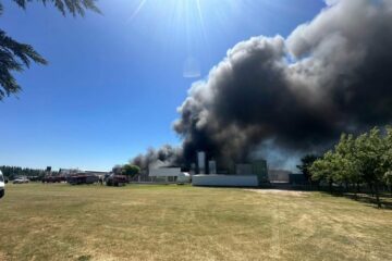 Un incendio de gran magnitud afectó a la planta láctea «La Familia» en Salliqueló Un incendio de gran magnitud afectó a la planta láctea «La Familia» en Salliqueló