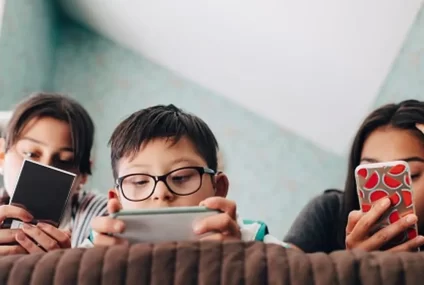 Preocupa el uso temprano del celular: el 59% de los niños de 8 años ya tiene uno propio Preocupa el uso temprano del celular: el 59% de los niños de 8 años ya tiene uno propio