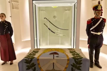 Por decreto, el Gobierno restituirá el sable corvo de San Martín al Regimiento de Granaderos