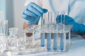 Alerta por nueve laboratorios que fueron inhabilitados por la ANMAT: los motivos