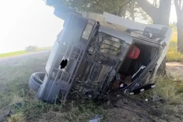 Volcó un camión cargado con arena en la Ruta Provincial 18 y una persona quedó atrapada