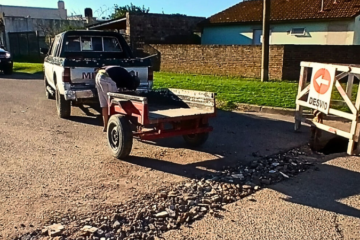 Vecino de Rivera tapa baches por su cuenta ante la falta de respuestas municipales