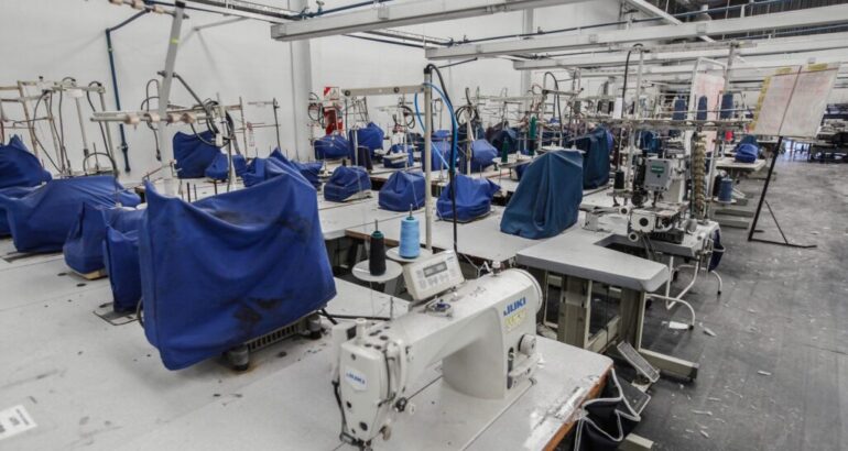 Crisis textil: producción en caída libre, 70% de las máquinas paradas y pérdida récord de empleos Crisis textil: producción en caída libre, 70% de las máquinas paradas y pérdida récord de empleos