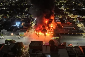 Un impactante incendio arrasó con tres locales y más de 10 vehículos en Mar del Plata