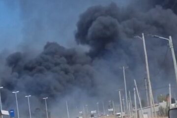 Bomberos combaten un voraz incendio en Bahía, a la altura de la rotonda de la Ruta 51