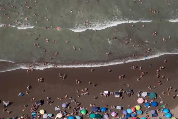 Tras las sudestadas, el mar avanza y reduce el espacio de playas en la costa atlántica Tras las sudestadas, el mar avanza y reduce el espacio de playas en la costa atlántica