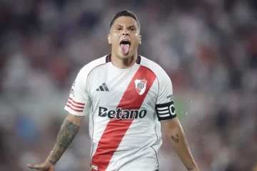 Con un dos goles de Juanfer Quntero, River venció Gimnasia