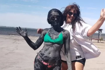 Escuchar a la tierra: Marina Schmidt, casi 10 años como “embarradora” de Epecuén Escuchar a la tierra: Marina Schmidt, casi 10 años como “embarradora” de Epecuén