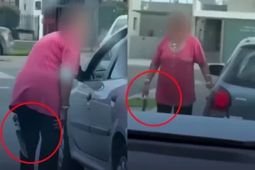 Santa Rosa: una mujer amenazó a un conductor con una cuchilla durante una discusión de tránsito Santa Rosa: una mujer amenazó a un conductor con una cuchilla durante una discusión de tránsito