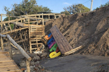Sudestada, fuerte crecida del mar y daños en Pehuen Co