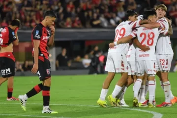 Estudiantes le ganó a Newell’s y quedó líder en el debut del Cacique Medina