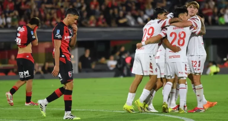 Estudiantes le ganó a Newell’s y quedó líder en el debut del Cacique Medina Estudiantes le ganó a Newell’s y quedó líder en el debut del Cacique Medina