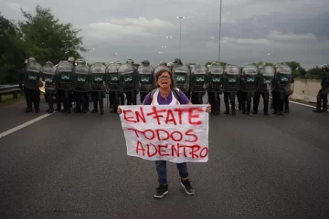 Trabajadores de Fate protestan en la Panamericana tras el cierre de la empresa Trabajadores de Fate protestan en la Panamericana tras el cierre de la empresa