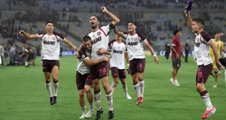 Lanús estrena el título de la Recopa en Florencio Varela Lanús estrena el título de la Recopa en Florencio Varela