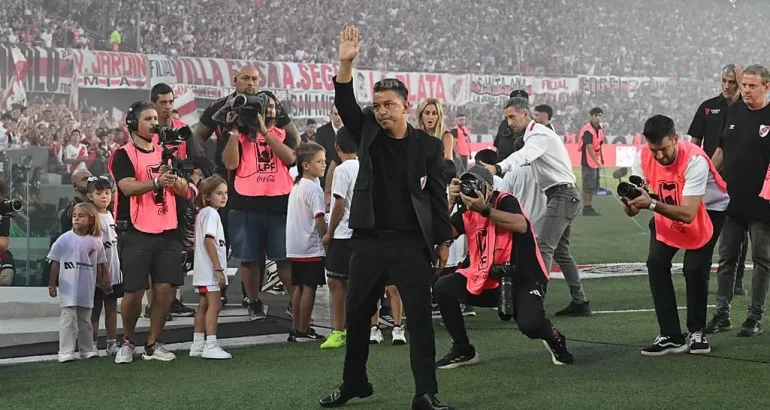 Ovación a Gallardo y chiflidos a los jugadores: así fue la despedida del Muñeco Ovación a Gallardo y chiflidos a los jugadores: así fue la despedida del Muñeco