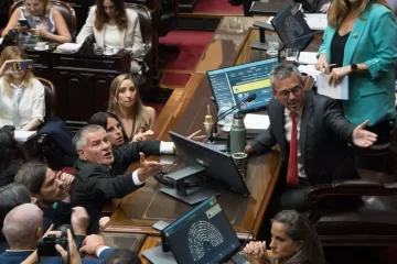 En un clima de máxima tensión, el gobierno logró a aprobar la reforma laboral en Diputados