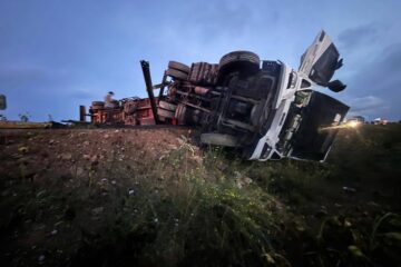 Camión volcó en la Ruta 65 cerca del Puente de Otto: el chofer resultó ileso