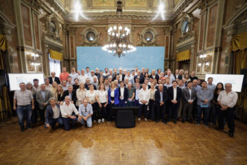 Kicillof junto a los Intendentes: “La Provincia y los municipios no les vamos a dar la espalda a los bonaerenses que sufren necesidades”