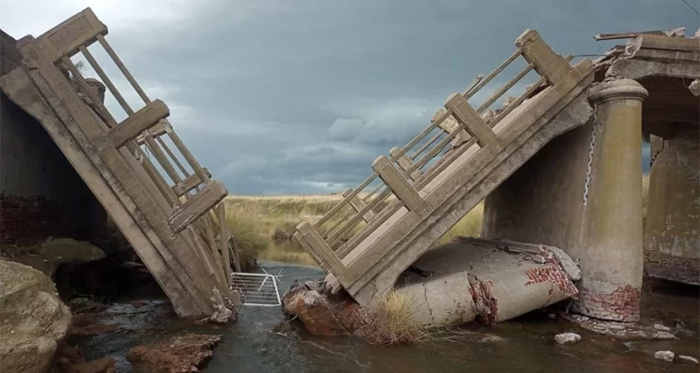 “Impotencia y bronca”: se cayó un puente de 1930 y llevan 220 días sin poder circular “Impotencia y bronca”: se cayó un puente de 1930 y llevan 220 días sin poder circular