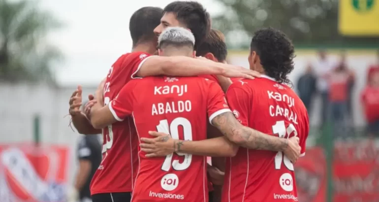 Independiente goleó a Atenas de Río Cuarto y avanzó en la Copa Argentina Independiente goleó a Atenas de Río Cuarto y avanzó en la Copa Argentina