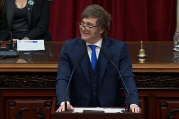 Milei redobló sus críticas a empresarios en el Congreso y apuntó contra «Don Chatarrín» de Techint y “Don Gomita Alumínica” de Fate